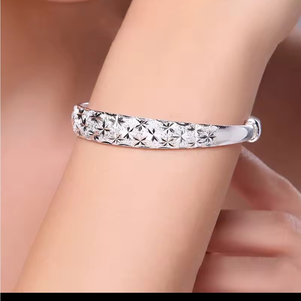 925 Sterling Silver Diamond Cut Bracelet - Picture 3 of 10